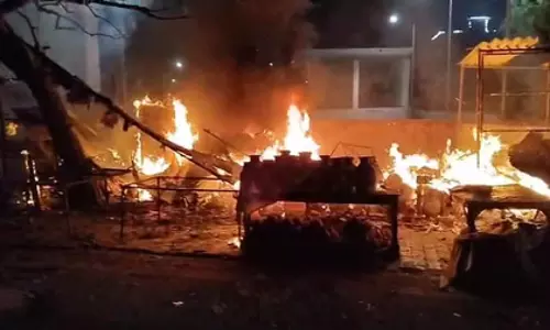 वाहन वर्कशॉप में लगी भीषण आग, कई गाड़ियां जलकर हुई राख