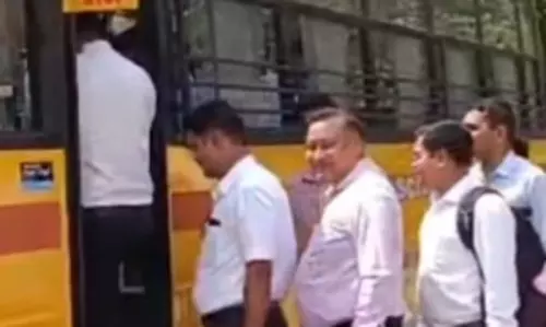 प्रशासन की सामूहिक बस यात्रा, ईंधन बचत का संदेश