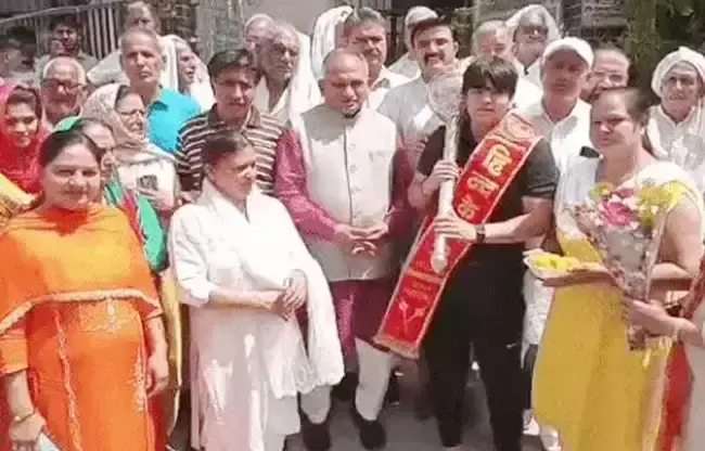 Sonipat: टैक्सी चालक की बेटी ने बढ़ाया परिवार और क्षेत्र का मान