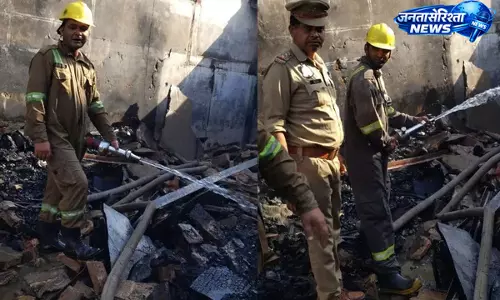 Jewar : रेडीमेड गारमेंट्स की दुकान में सुबह लगी आग, इलाके में मची अफरा-तफरी Jewar : रेडीमेड गारमेंट्स की दुकान में सुबह लगी आग, इलाके में मची अफरा-तफरी