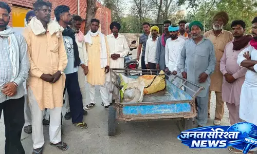 UP : लापता युवक का शव मिला, अंतिम संस्कार के लिए भी भटकता रहा परिवार UP : लापता युवक का शव मिला, अंतिम संस्कार के लिए भी भटकता रहा परिवार