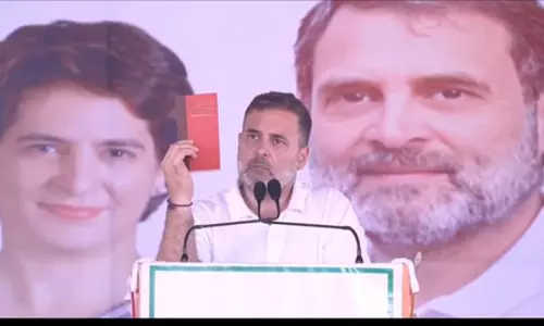 आर्थिक संकट और संविधान पर खतरे से देश को बचाना होगा: राहुल गांधी आर्थिक संकट और संविधान पर खतरे से देश को बचाना होगा: राहुल गांधी