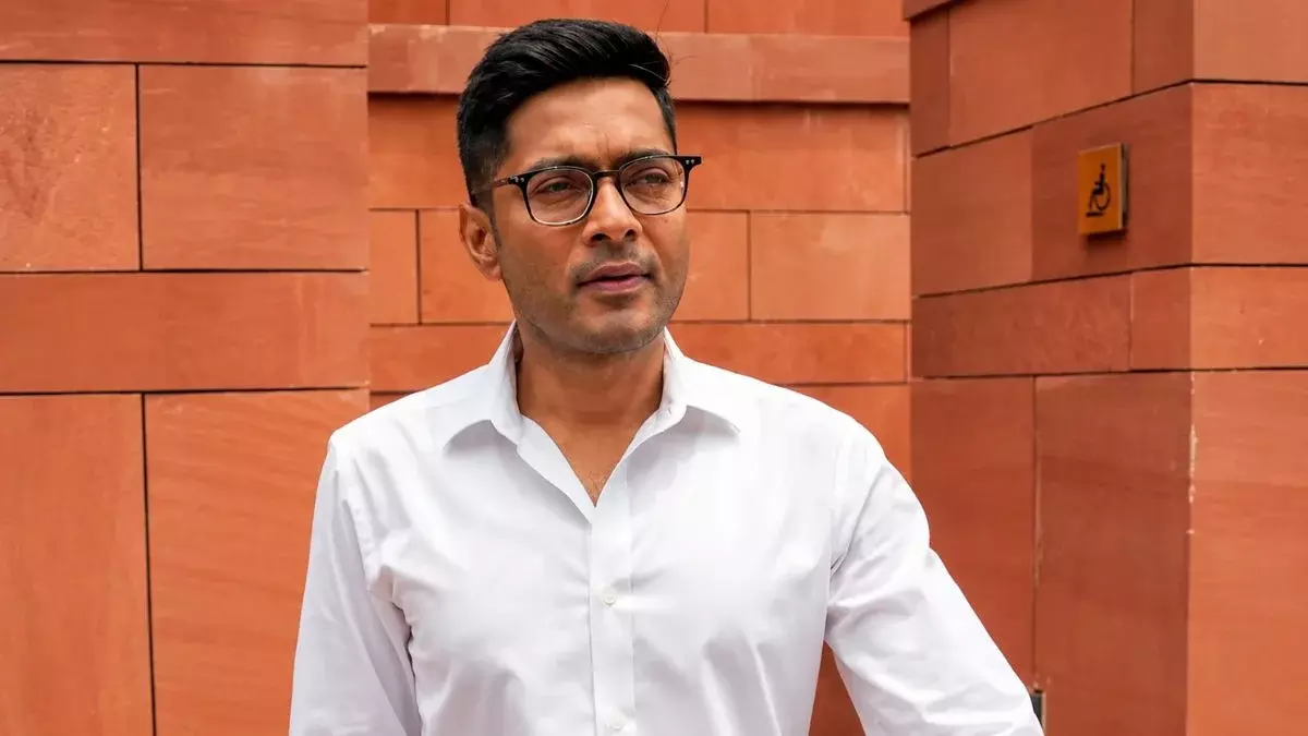 Kolkata: निगम नोटिस पर अभिषेक बनर्जी का सख्त बयान Kolkata: निगम नोटिस पर अभिषेक बनर्जी का सख्त बयान