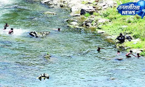 मंडी में आसमान से बरस रही आग, पारा 38 डिग्री के पार मंडी में आसमान से बरस रही आग, पारा 38 डिग्री के पार