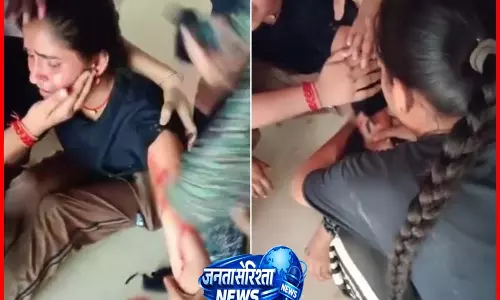 निजी कॉलेज में प्रशिक्षण शिविर के दौरान बंदरों का हमला, दो छात्राएं घायल निजी कॉलेज में प्रशिक्षण शिविर के दौरान बंदरों का हमला, दो छात्राएं घायल