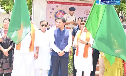 राजस्व मंत्री ने डायल-112 वाहन को हरी झंडी दिखाकर किया रवाना राजस्व मंत्री ने डायल-112 वाहन को हरी झंडी दिखाकर किया रवाना