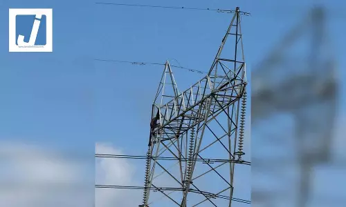 प्रेमिका ने शादी से किया इनकार, तो हाई वोल्टेज बिजली के खंभे पर चढ़ गया युवक प्रेमिका ने शादी से किया इनकार, तो हाई वोल्टेज बिजली के खंभे पर चढ़ गया युवक