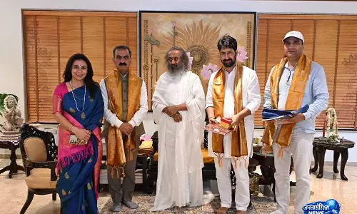 हिमाचल के CM सुक्खू ने श्री श्री रविशंकर से मुलाकात की, प्राकृतिक खेती और आवारा पशुओं के कल्याण पर चर्चा की हिमाचल के CM सुक्खू ने श्री श्री रविशंकर से मुलाकात की, प्राकृतिक खेती और आवारा पशुओं के कल्याण पर चर्चा की