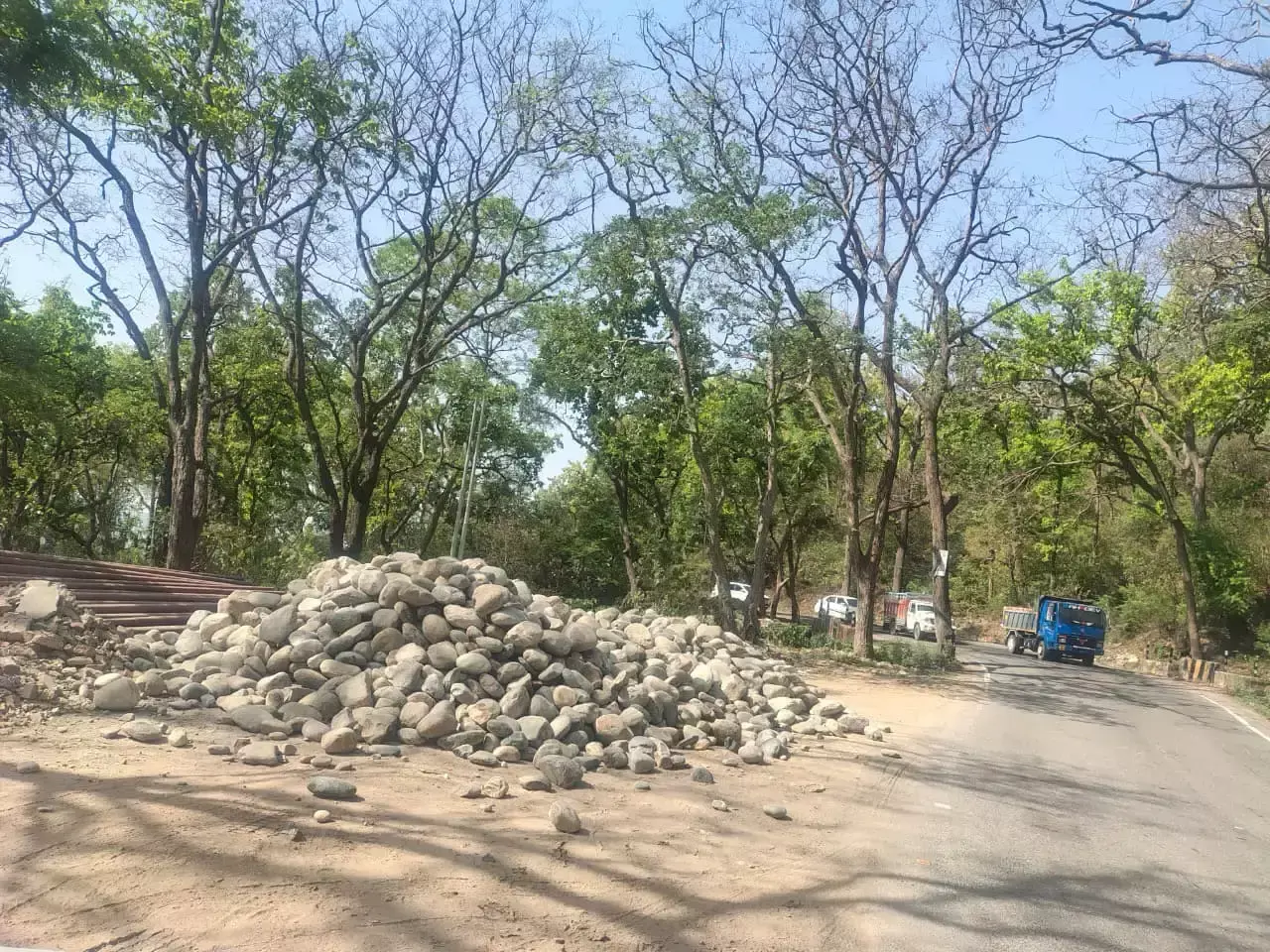 Nahan: वन विभाग की छापेमारी में ट्राले पकड़े गए, खनन सामग्री सड़क पर फेंककर भागे चालक Nahan: वन विभाग की छापेमारी में ट्राले पकड़े गए, खनन सामग्री सड़क पर फेंककर भागे चालक