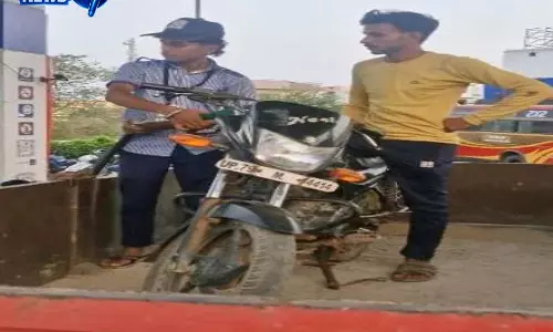 पेट्रोल खत्म होने पर बाइक को ट्रैक्टर-ट्रॉली में लादकर पहुंचा पेट्रोल पंप पेट्रोल खत्म होने पर बाइक को ट्रैक्टर-ट्रॉली में लादकर पहुंचा पेट्रोल पंप