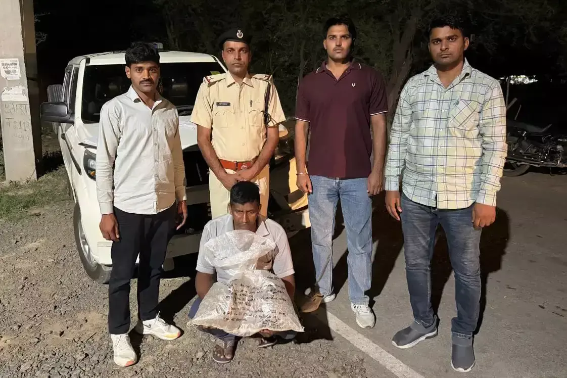 Sirsa: सिरसा में नशा तस्करी रैकेट का भंडाफोड़, तीन आरोपी पकड़े गए Sirsa: सिरसा में नशा तस्करी रैकेट का भंडाफोड़, तीन आरोपी पकड़े गए