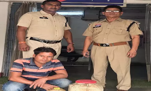 ऑपरेशन आघात के तहत बड़ी कार्रवाई, अवैध महुआ के साथ तस्कर गिरफ्तार