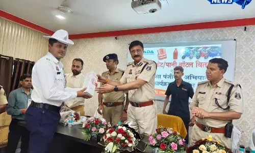 रायपुर ट्रैफिक पुलिस को मिली 200 सेफ्टी जैकेट और 220 इको-फ्रेंडली पानी की बोतलें रायपुर ट्रैफिक पुलिस को मिली 200 सेफ्टी जैकेट और 220 इको-फ्रेंडली पानी की बोतलें