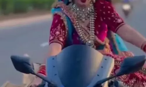 दुल्हन के लिबास में युवती ने हाईवे पर किया खतरनाक स्टंट: देखे वीडियो