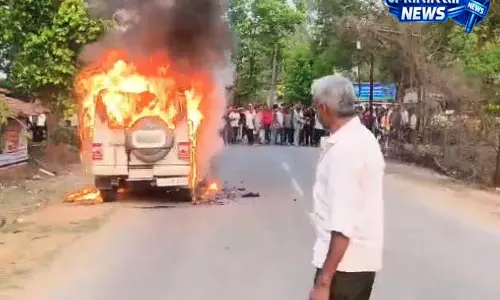 सड़क किनारे खड़ी बोलेरो में लगी भीषण आग, बड़ा हादसा टला सड़क किनारे खड़ी बोलेरो में लगी भीषण आग, बड़ा हादसा टला
