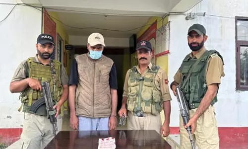 नशीले पदार्थ का तस्कर गिरफ्तार, प्रतिबंधित पदार्थ बरामद नशीले पदार्थ का तस्कर गिरफ्तार, प्रतिबंधित पदार्थ बरामद