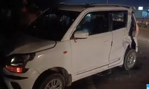 चौराहे पर बड़ा हादसा, तेज रफ्तार डंपर ने वैगनआर कार को मारी टक्कर चौराहे पर बड़ा हादसा, तेज रफ्तार डंपर ने वैगनआर कार को मारी टक्कर