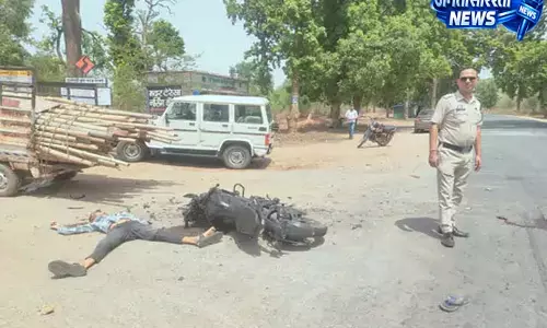 CG: छोटा हाथी की टक्कर से युवक की दर्दनाक मौत, एक घायल