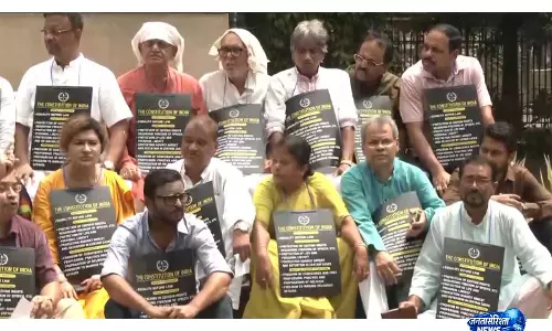 TMC ने कोलकाता में बुलडोज़र कार्रवाई के ख़िलाफ़ बंगाल विधानसभा के बाहर किया प्रदर्शन TMC ने कोलकाता में बुलडोज़र कार्रवाई के ख़िलाफ़ बंगाल विधानसभा के बाहर किया प्रदर्शन