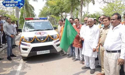 डायल 112 सेवा वाहनों का कलेक्ट्रेट परिसर मुंगेली में किया गया शुभारंभ