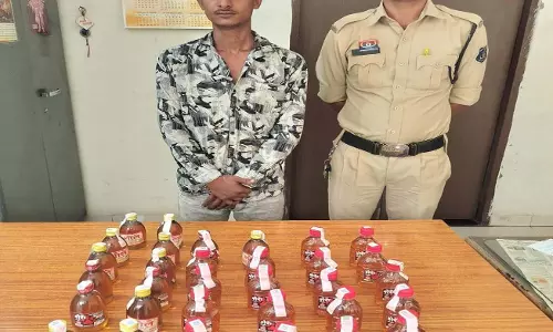 मोहबा बाजार में शराब तस्करी पर पुलिस की कार्रवाई, आरोपी गिरफ्तार मोहबा बाजार में शराब तस्करी पर पुलिस की कार्रवाई, आरोपी गिरफ्तार