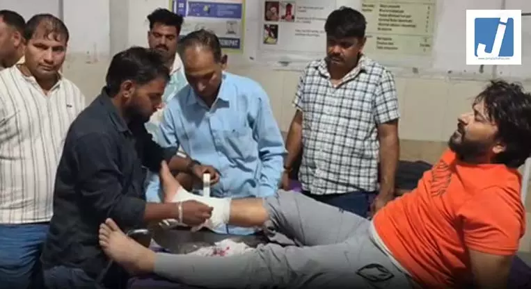 पुलिस और कुख्यात बदमाशों के बीच मुठभेड़, इंस्पेक्टर की बुलेटप्रूफ जैकेट पर लगी गोली पुलिस और कुख्यात बदमाशों के बीच मुठभेड़, इंस्पेक्टर की बुलेटप्रूफ जैकेट पर लगी गोली