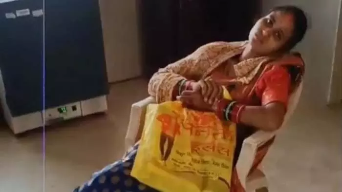 अस्पताल में कूलर-फैन नहीं, गर्भवती महिला हुई बेहोश, मरीज के परिजनों का हंगामा अस्पताल में कूलर-फैन नहीं, गर्भवती महिला हुई बेहोश, मरीज के परिजनों का हंगामा
