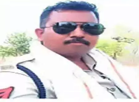 पुलिसकर्मियों को तेज रफ्तार पिकअप ने रौंदा, हेड कांस्टेबल की मौत पुलिसकर्मियों को तेज रफ्तार पिकअप ने रौंदा, हेड कांस्टेबल की मौत