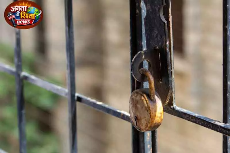 Haryana के सिरसा में स्कूल बंद, अभिभावकों ने कार्रवाई की Haryana के सिरसा में स्कूल बंद, अभिभावकों ने कार्रवाई की