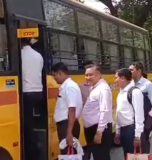 प्रशासन की सामूहिक बस यात्रा, ईंधन बचत का संदेश प्रशासन की सामूहिक बस यात्रा, ईंधन बचत का संदेश