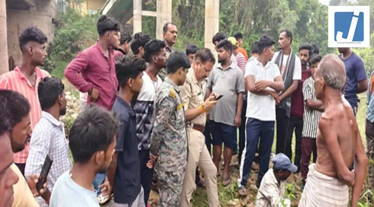 दो दिन से लापता छात्रा का शव नदी किनारे मिला, जांच में जुटी पुलिस दो दिन से लापता छात्रा का शव नदी किनारे मिला, जांच में जुटी पुलिस