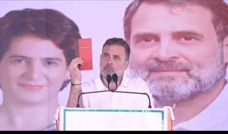 आर्थिक संकट और संविधान पर खतरे से देश को बचाना होगा: राहुल गांधी आर्थिक संकट और संविधान पर खतरे से देश को बचाना होगा: राहुल गांधी