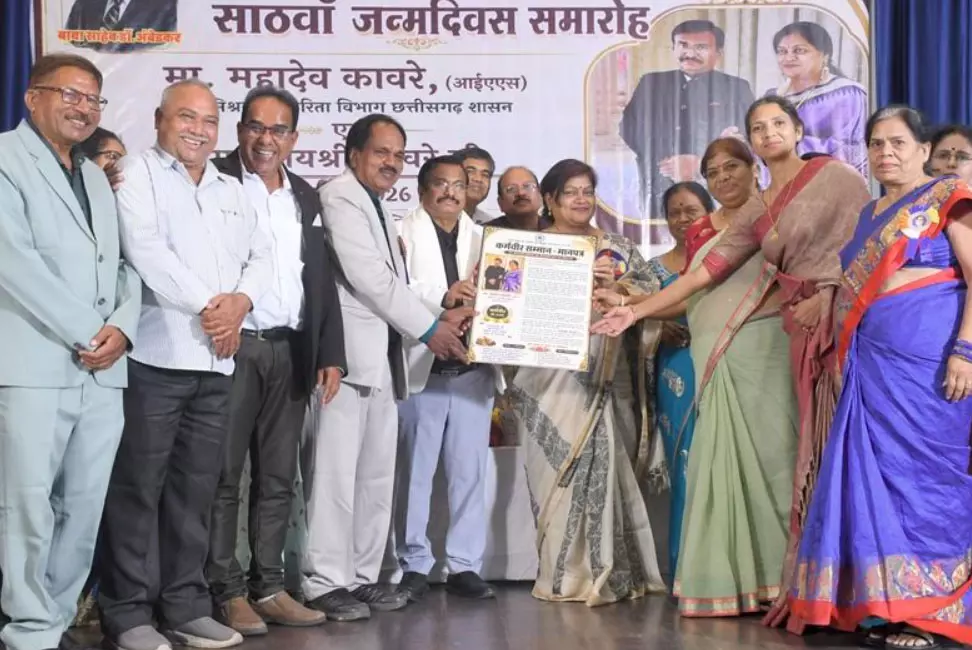 IAS कावरे का जीवन संघर्ष जान कर भावुक हुए लोग, कर्मवीर की उपाधि दी IAS कावरे का जीवन संघर्ष जान कर भावुक हुए लोग, कर्मवीर की उपाधि दी