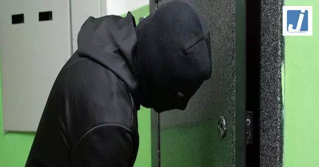 फैन हटाया, एंट्री मारी और 13 लाख का सामान लेकर रफूचक्कर! इस चोरी का तरीका देख पुलिस भी हैरान फैन हटाया, एंट्री मारी और 13 लाख का सामान लेकर रफूचक्कर! इस चोरी का तरीका देख पुलिस भी हैरान
