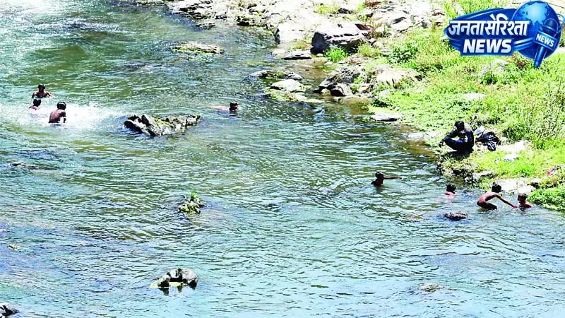 मंडी में आसमान से बरस रही आग, पारा 38 डिग्री के पार मंडी में आसमान से बरस रही आग, पारा 38 डिग्री के पार