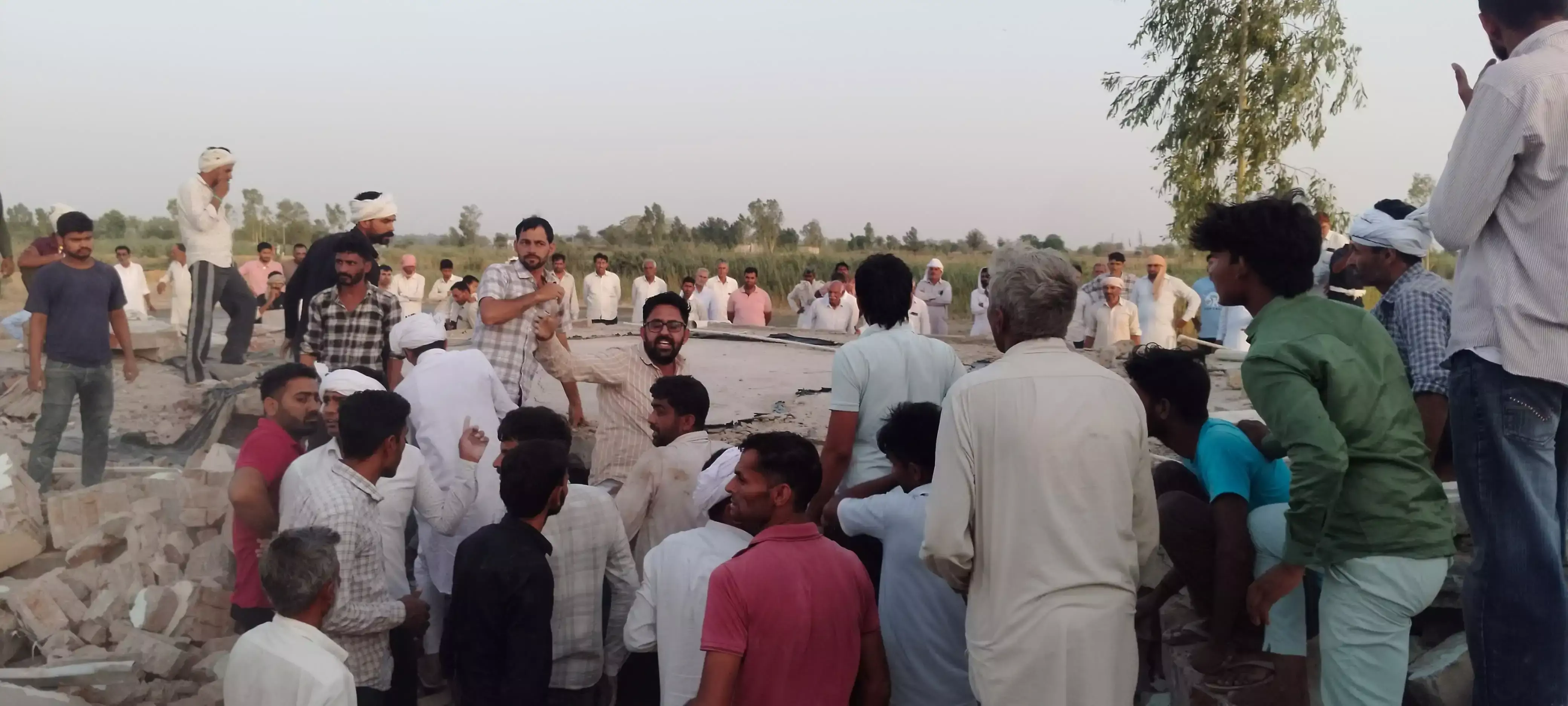 Sirsa: मकान उठाने के दौरान दीवार ढही, तीन मजदूर घायल Sirsa: मकान उठाने के दौरान दीवार ढही, तीन मजदूर घायल