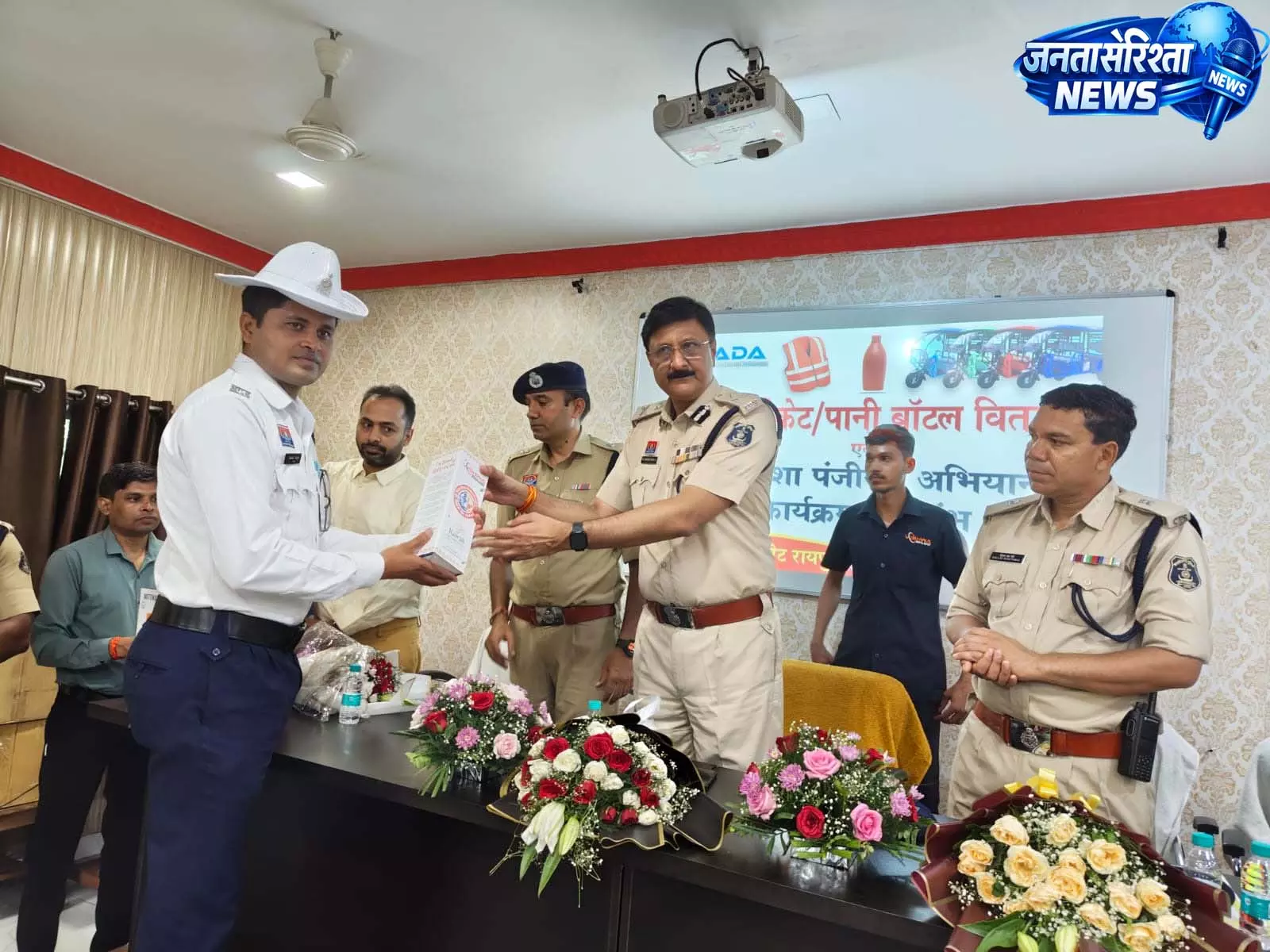 रायपुर ट्रैफिक पुलिस को मिली 200 सेफ्टी जैकेट और 220 इको-फ्रेंडली पानी की बोतलें रायपुर ट्रैफिक पुलिस को मिली 200 सेफ्टी जैकेट और 220 इको-फ्रेंडली पानी की बोतलें