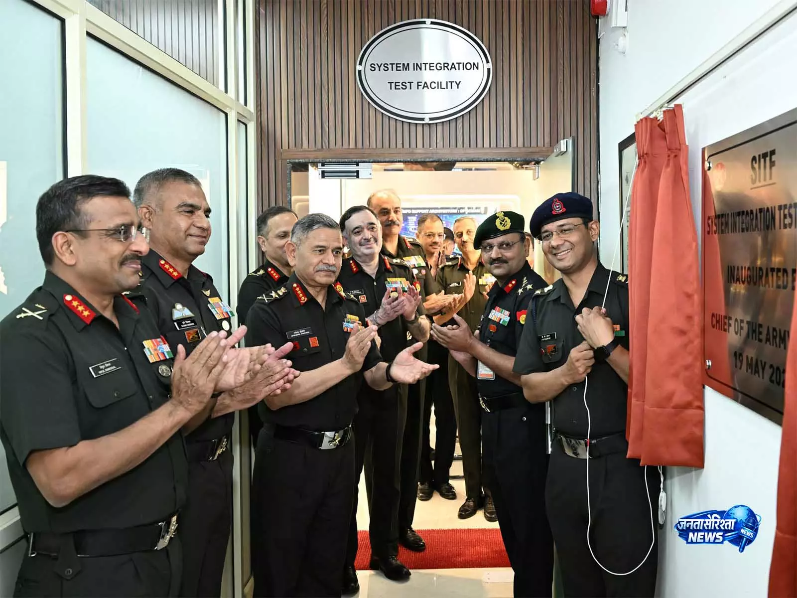 सेना प्रमुख द्विवेदी ने SITF का उद्घाटन किया, डिजिटल बदलाव के लिए 6 नए ऐप्स लॉन्च किए सेना प्रमुख द्विवेदी ने SITF का उद्घाटन किया, डिजिटल बदलाव के लिए 6 नए ऐप्स लॉन्च किए
