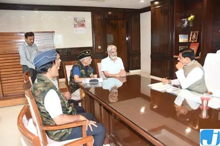 ट्विशा शर्मा के परिवार ने मुख्यमंत्री से की मुलाकात, मामले में गहन जांच की मांग की ट्विशा शर्मा के परिवार ने मुख्यमंत्री से की मुलाकात, मामले में गहन जांच की मांग की