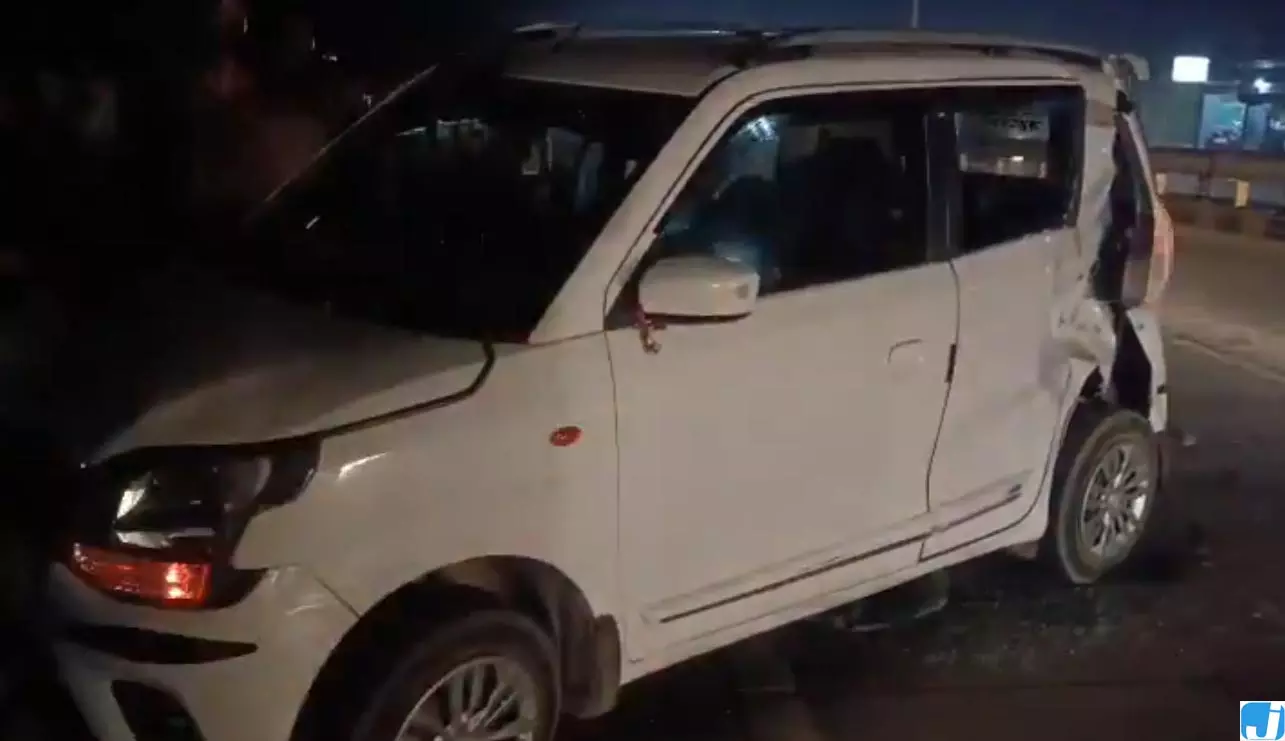 चौराहे पर बड़ा हादसा, तेज रफ्तार डंपर ने वैगनआर कार को मारी टक्कर चौराहे पर बड़ा हादसा, तेज रफ्तार डंपर ने वैगनआर कार को मारी टक्कर
