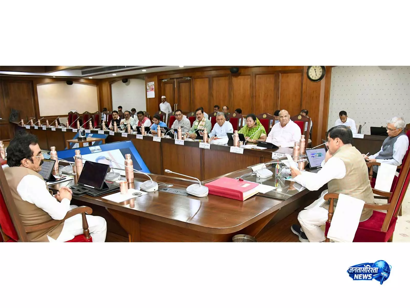 MP कैबिनेट ने विकास कार्यों, किसानों और जन कल्याण के लिए 30,055 करोड़ रुपये मंज़ूर किए MP कैबिनेट ने विकास कार्यों, किसानों और जन कल्याण के लिए 30,055 करोड़ रुपये मंज़ूर किए