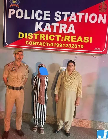 जम्मू-कश्मीर के रियासी में महिला ड्रग्स के साथ गिरफ्तार, तीसरा एनडीपीएस मामला दर्ज जम्मू-कश्मीर के रियासी में महिला ड्रग्स के साथ गिरफ्तार, तीसरा एनडीपीएस मामला दर्ज