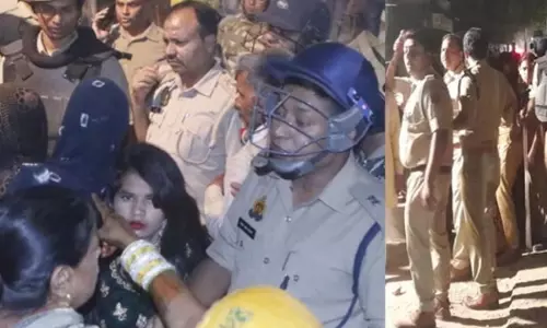 बारात में बाधा डालकर किया हंगामा फिर पथराव, एसडीएम और पुलिस अफसर घायल बारात में बाधा डालकर किया हंगामा फिर पथराव, एसडीएम और पुलिस अफसर घायल