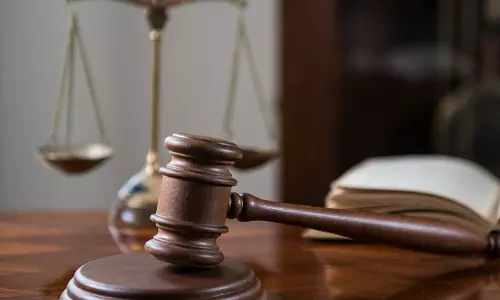 पत्नी घर की सफाई नहीं करती और न ही खाना बनाती है, तलाक लेने हाईकोर्ट पहुँचा पति, जज ने लगाई फटकार पत्नी घर की सफाई नहीं करती और न ही खाना बनाती है, तलाक लेने हाईकोर्ट पहुँचा पति, जज ने लगाई फटकार