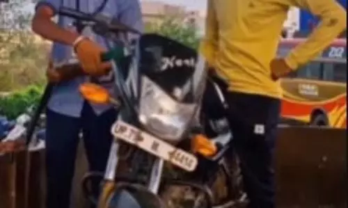 ट्रैक्टर ट्रॉली में बाइक को लादकर पेट्रोल पंप पहुंचा युवक, जानिए ऐसी क्या मजबूरी थी? ट्रैक्टर ट्रॉली में बाइक को लादकर पेट्रोल पंप पहुंचा युवक, जानिए ऐसी क्या मजबूरी थी?