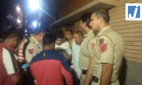मां-बेटे की चाकू से गोदकर हत्या, सब्जी विक्रेता के घर पर हुई वारदात मां-बेटे की चाकू से गोदकर हत्या, सब्जी विक्रेता के घर पर हुई वारदात