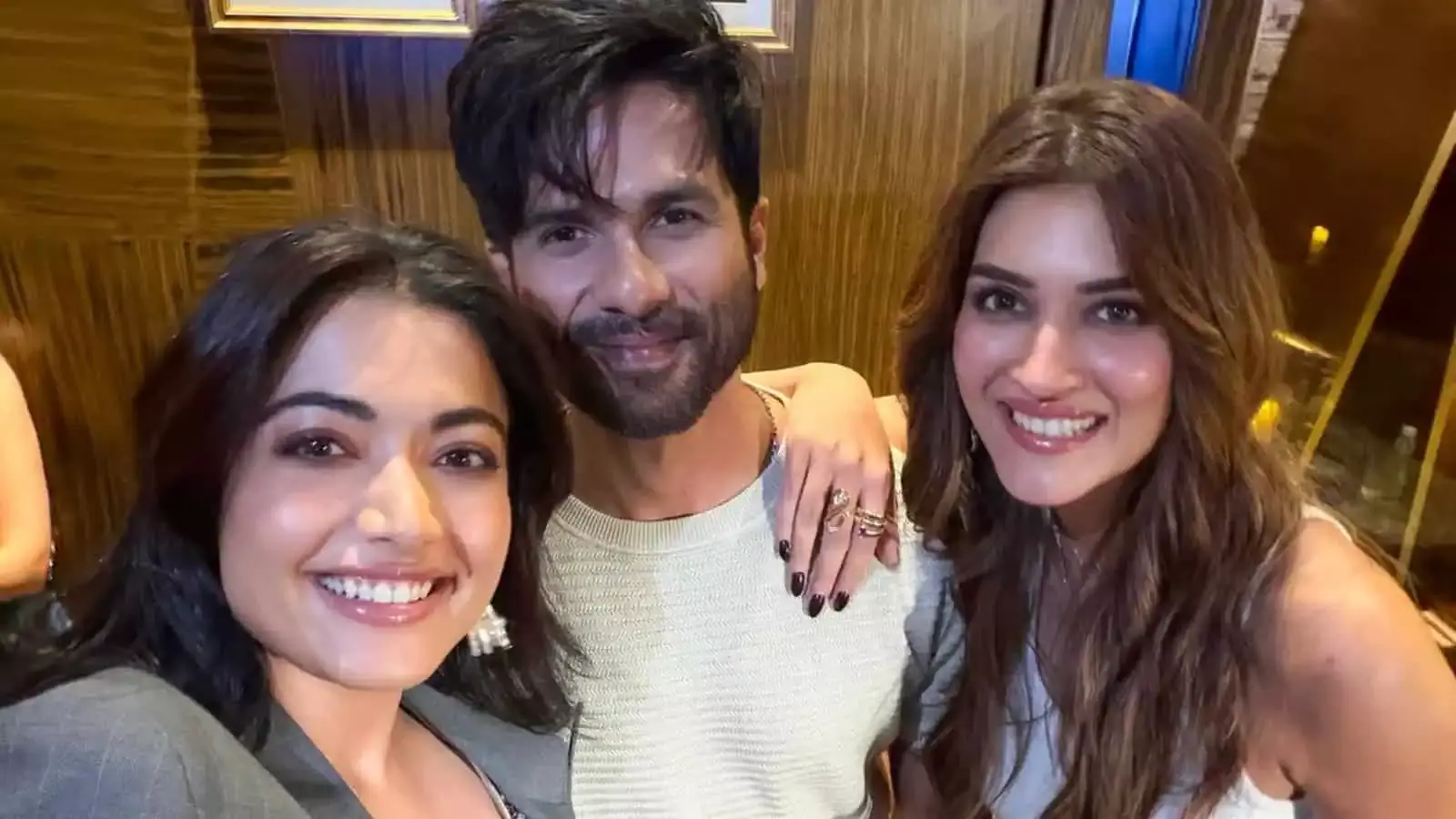Rashmika Mandanna ने जताया रोष, गाने के चयन में कृति सेनन को प्राथमिकता Rashmika Mandanna ने जताया रोष, गाने के चयन में कृति सेनन को प्राथमिकता