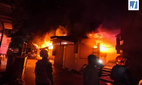सब्जी मंडी में लगी भीषण आग, दो लोगों की मौत, दो दमकलकर्मी घायल सब्जी मंडी में लगी भीषण आग, दो लोगों की मौत, दो दमकलकर्मी घायल