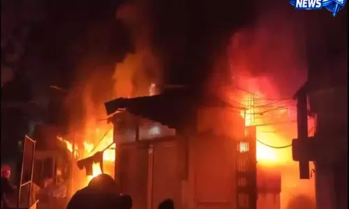 Maharashtra: ठाणे के बाज़ार में भीषण आग, 2 की मौत जिसमें एक दमकलकर्मी शामिल Maharashtra: ठाणे के बाज़ार में भीषण आग, 2 की मौत जिसमें एक दमकलकर्मी शामिल