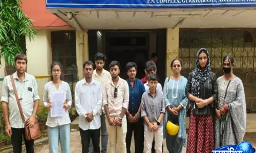 Tripura: ट्रांसजेंडर समुदाय ने शैक्षणिक प्रमाण पत्रों की देरी पर बोर्ड के बाहर विरोध जताया Tripura: ट्रांसजेंडर समुदाय ने शैक्षणिक प्रमाण पत्रों की देरी पर बोर्ड के बाहर विरोध जताया
